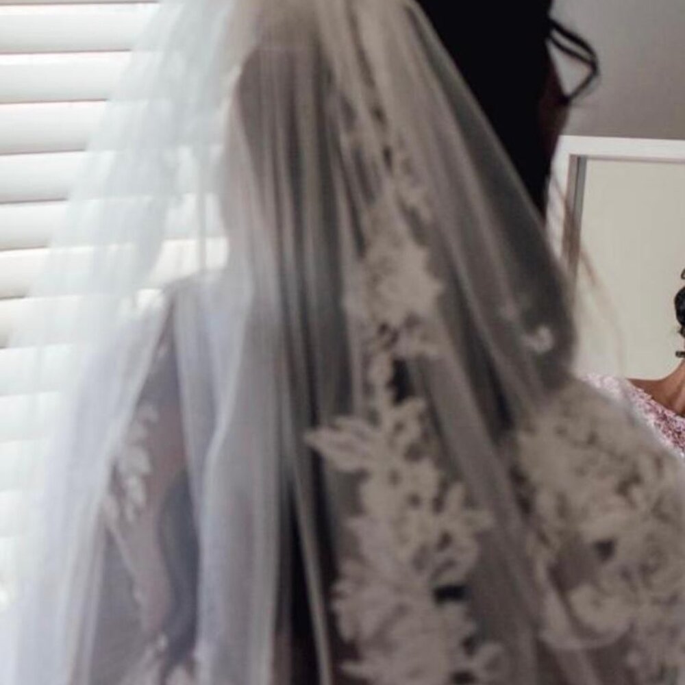 WEDDING DRESS & VEIL - Picture 2 of 10